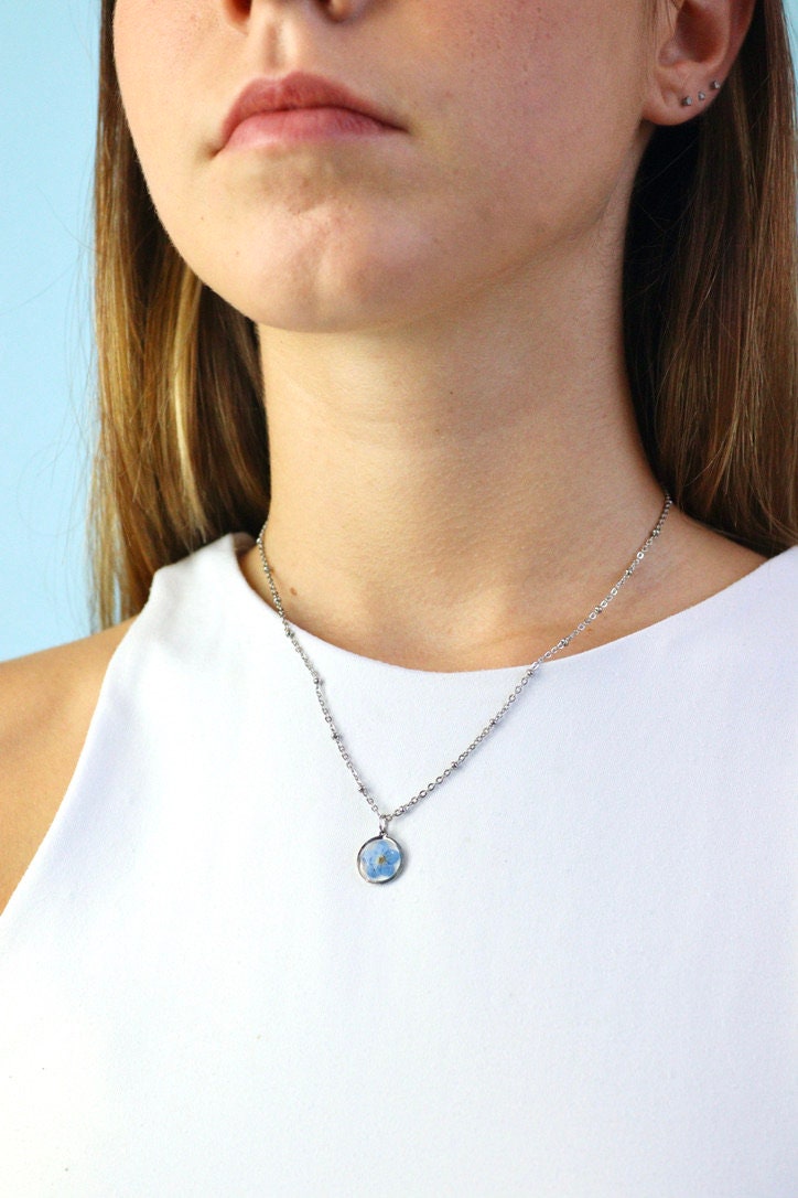 Collana in acciaio inox e ciondolo tondo in resina e Nontiscordardimé