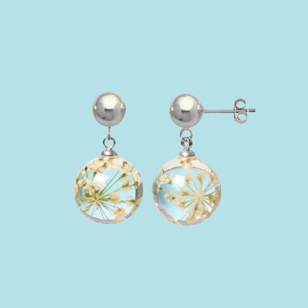 Paio di orecchini BOLLE - sfere pendenti con fiore vero Pizzo della regina Anna bianco e montatura acciaio inox