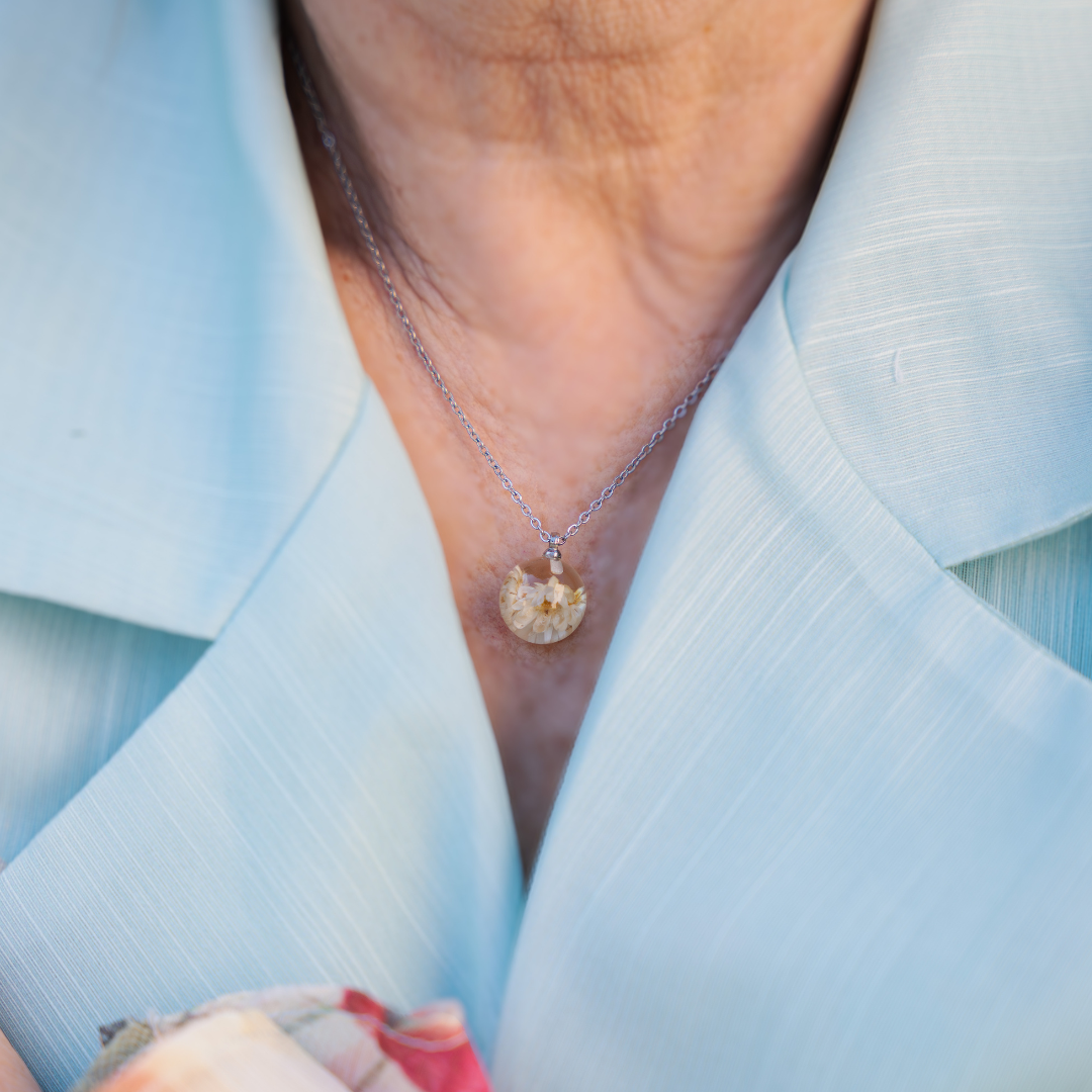 Collana BOLLA in acciaio inox con sfera in resina e fiori di Glixia bianca