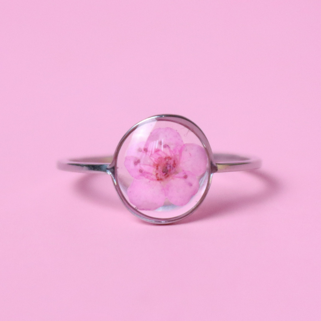 Anello in acciaio inox e fiore vero rosa intersecato nella resina