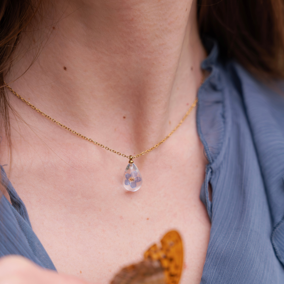 Collana RUGIADA in acciaio inossidabile e ciondolo in resina con Nontiscordardimé