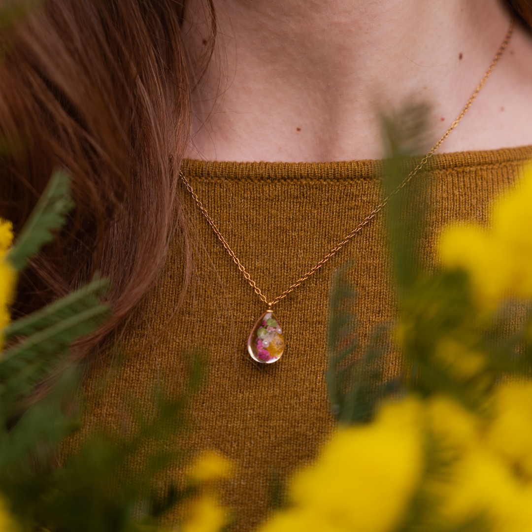 Collana RUGIADA in acciaio inossidabile e ciondolo in resina con Mimosa