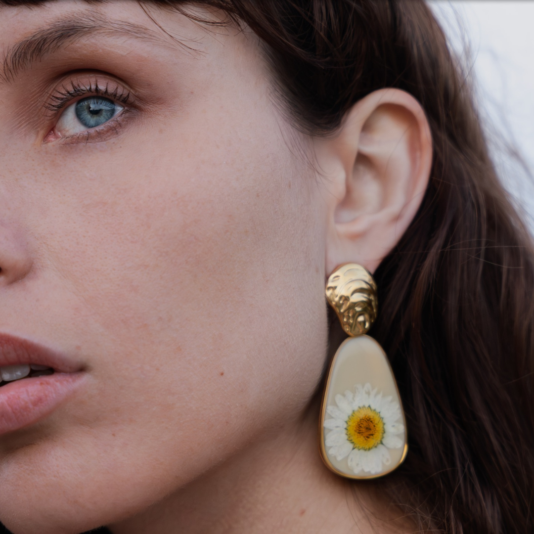 Orecchini Pendenti in Resina con Fiori Veri di Margherita - Acciaio Inox anallergico dorato