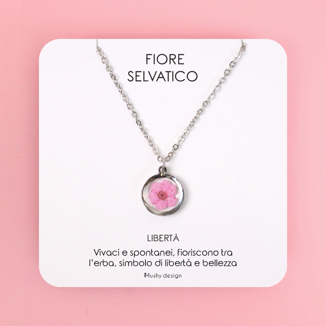 Collana in acciaio inossidabile e ciondolo in resina con fiore selvatico rosa