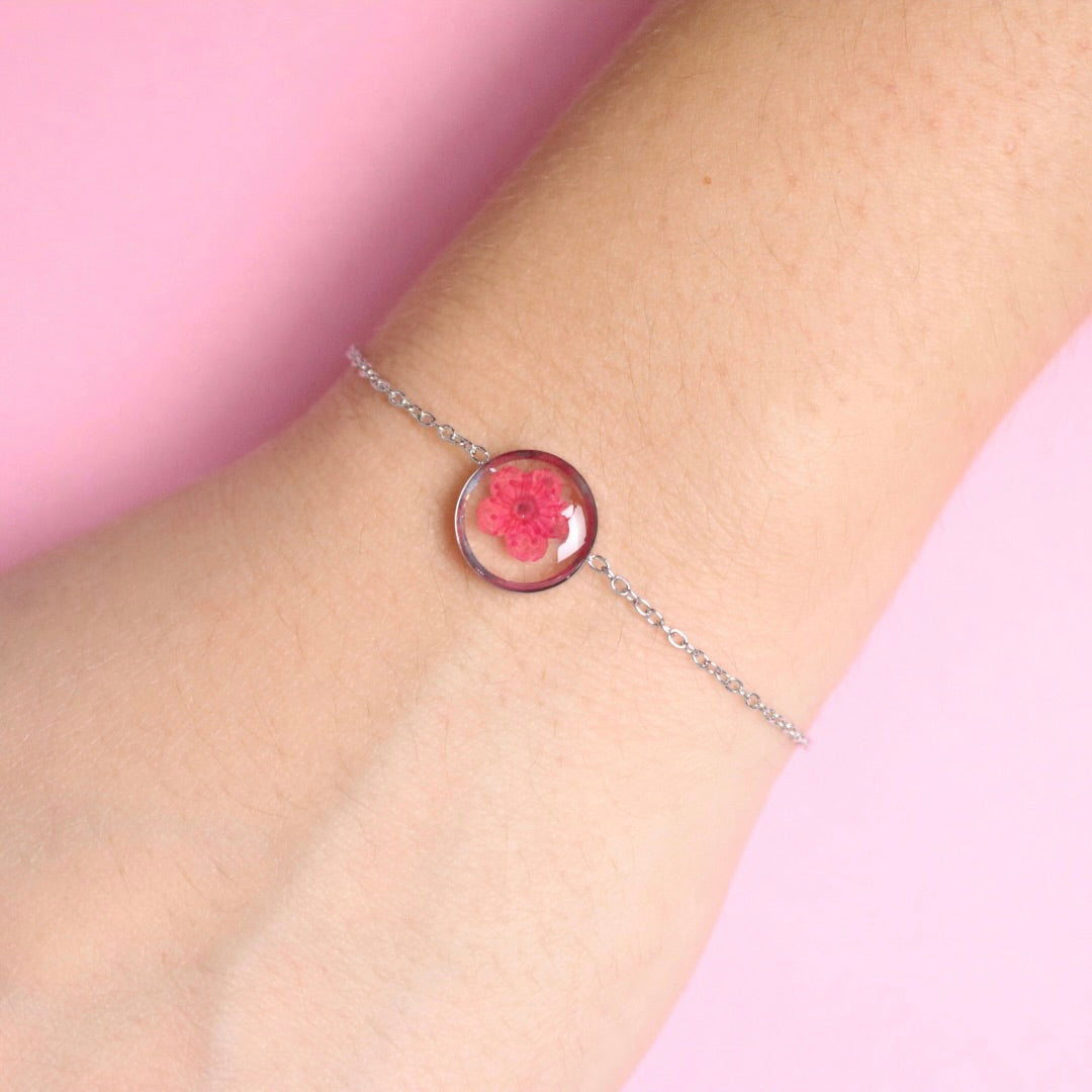 Bracciale in acciaio inox con ciondolo in resina e Fiore Selvatico magenta