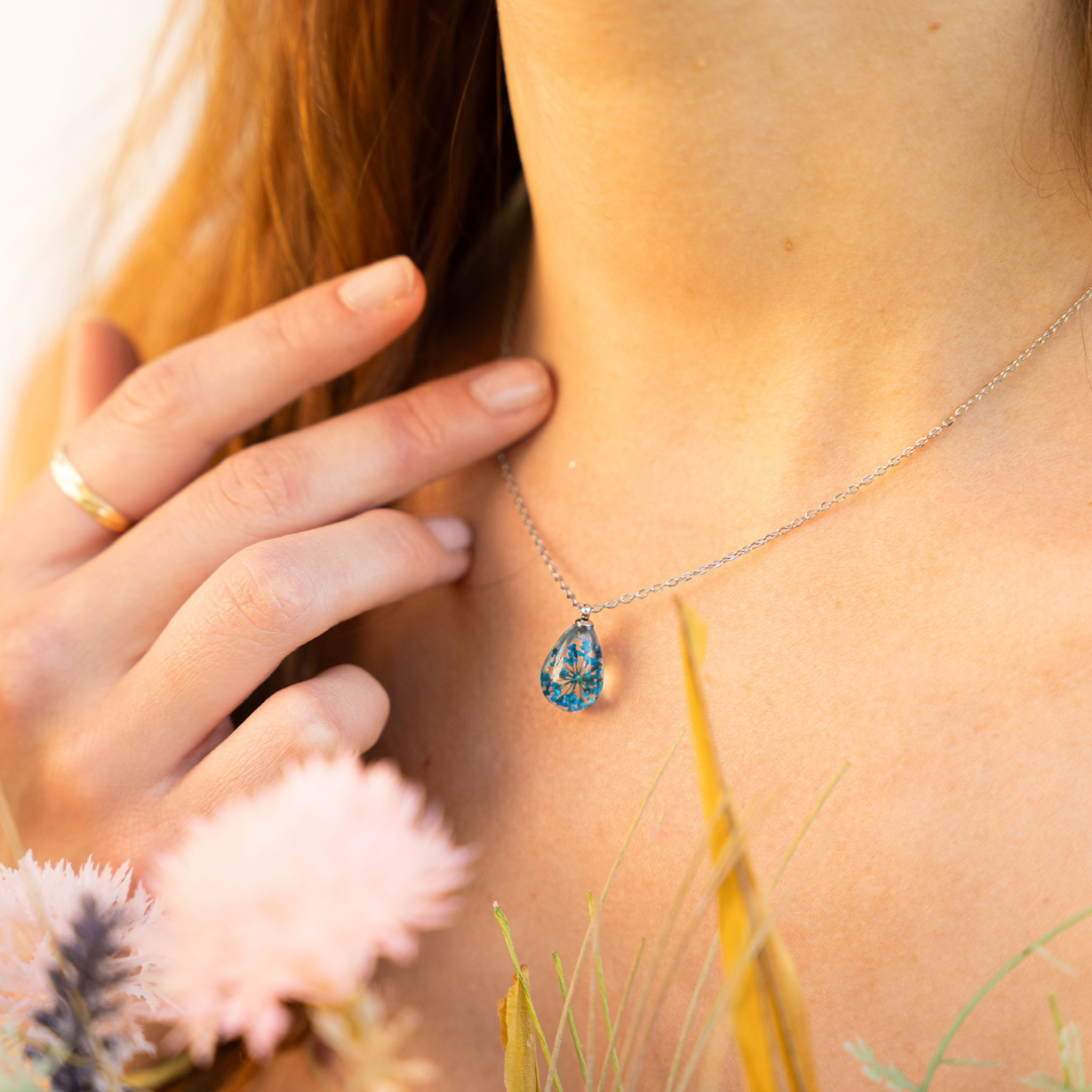 Collana RUGIADA in acciaio inossidabile e ciondolo in resina con Pizzo della Regina Anna blu
