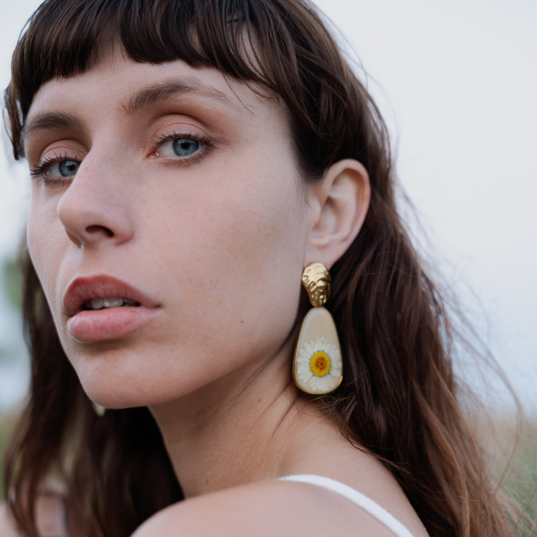 Orecchini Pendenti in Resina con Fiori Veri di Margherita - Acciaio Inox anallergico dorato