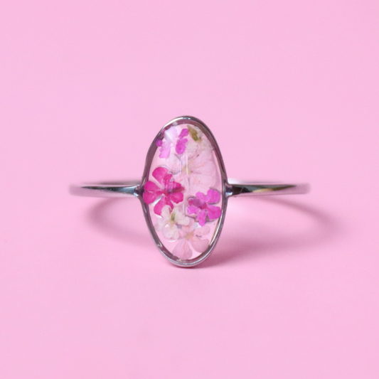 Anello in acciaio inox e fiore Carota selvatica fucsia intersecato nella resina - PEZZO UNICO