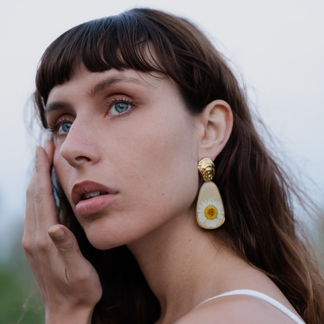Orecchini Pendenti in Resina con Fiori Veri di Margherita - Acciaio Inox anallergico dorato