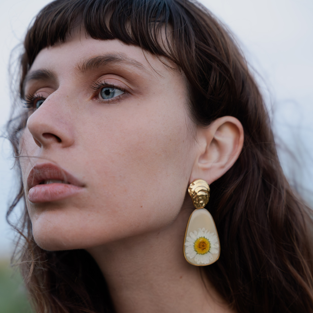 Orecchini Pendenti in Resina con Fiori Veri di Margherita - Acciaio Inox anallergico dorato