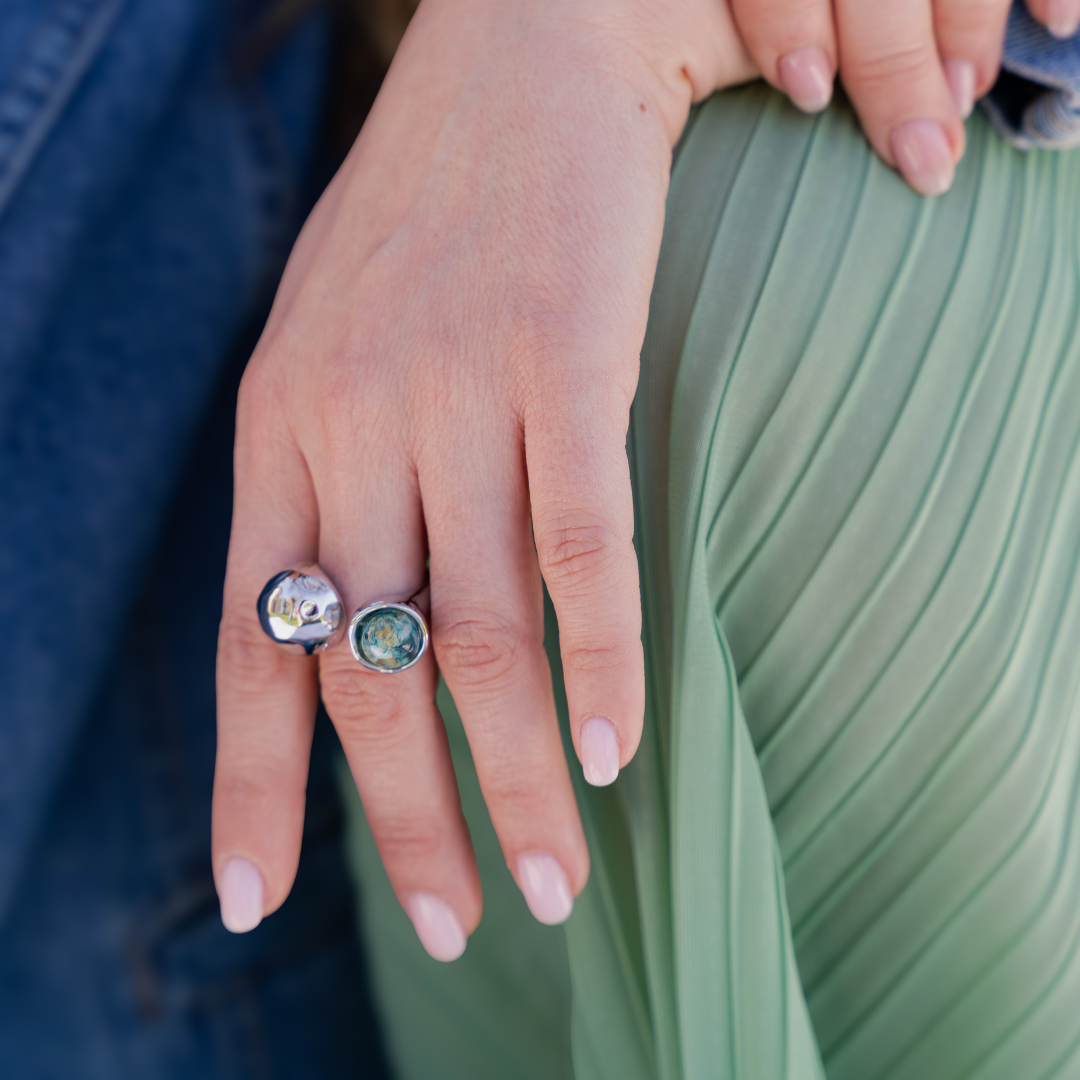Anello PETRA regolabile in acciaio inox e fiore vero preservato nella resina GLIXIA blu