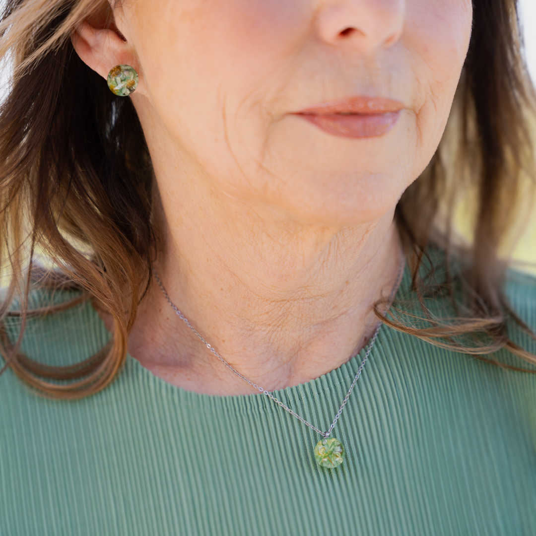 Collana BOLLA in acciaio inox con sfera in resina e fiori di Glixia verde