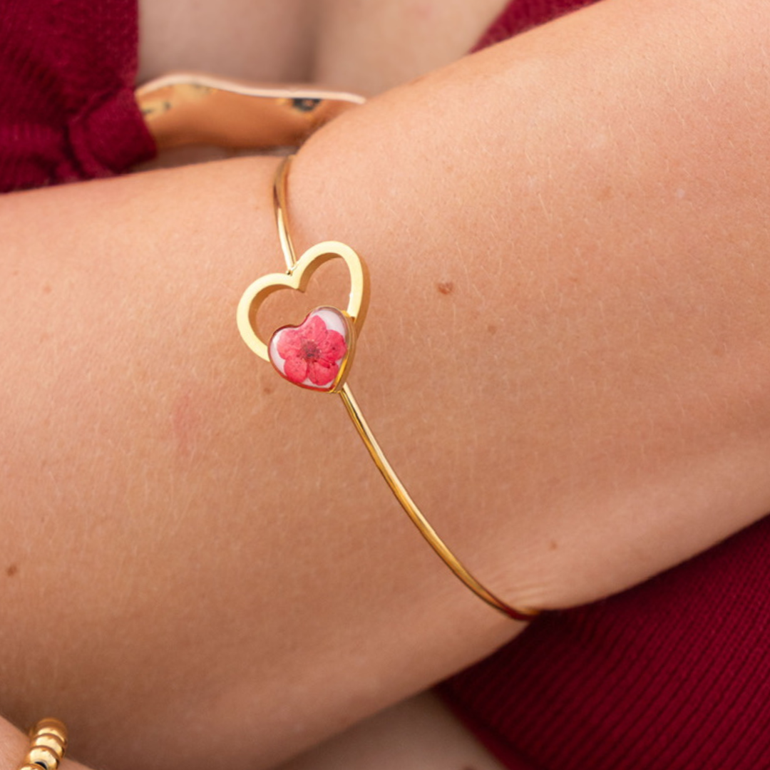 Bracciale rigido cuore in acciaio inox fiore selvatico rosso sotto resina - collezione ABBRACCIAMI