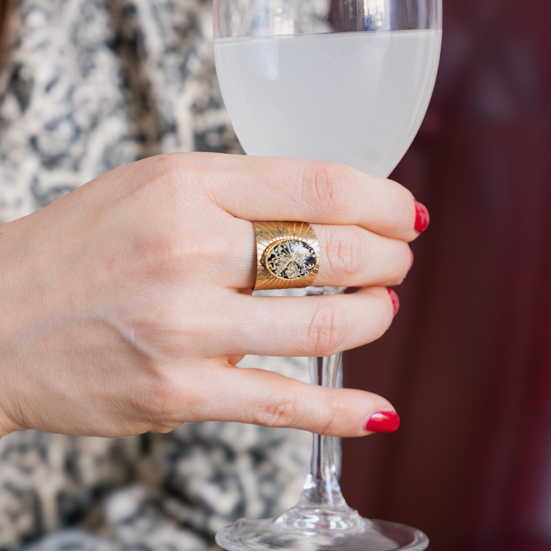 Anello regolabile in acciaio inox e Pizzo della regina Anna bianco inglobato nella resina