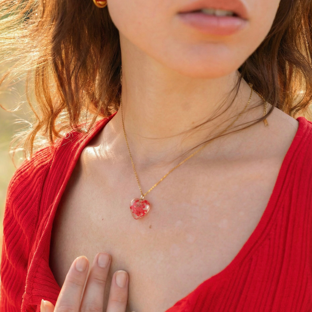 Collana cuore in resina con fiore Pizzo della regina Anna rosso e montatura in acciaio inox