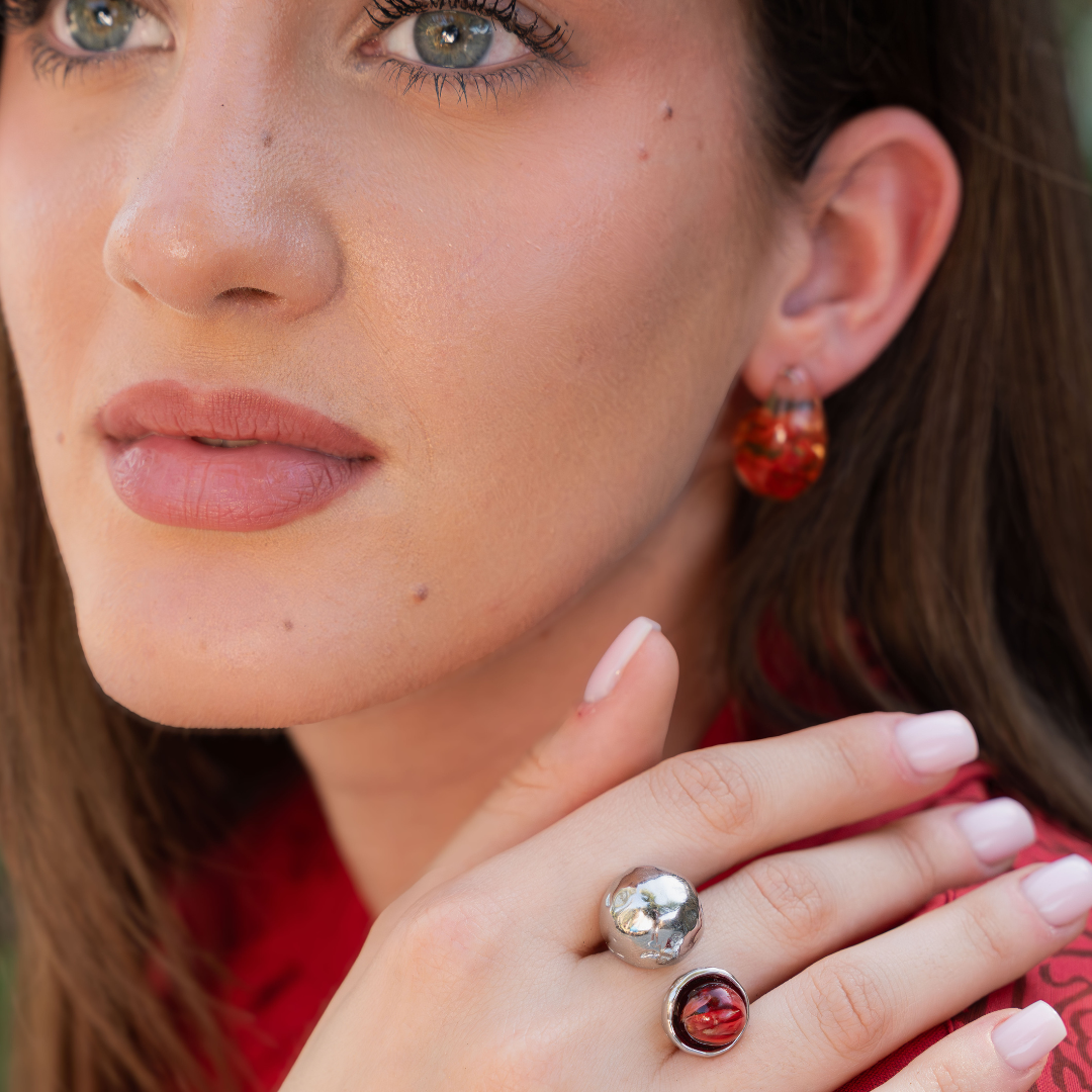 Anello PETRA regolabile in acciaio inox e petali rossi preservati nella resina
