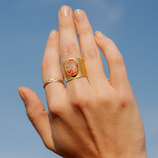 Anello regolabile in acciaio inox e Pizzo della regina Anna bianco inglobato nella resina