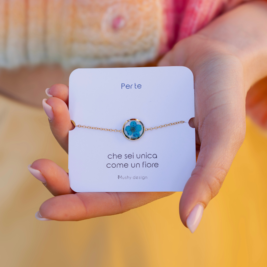 Bracciale in acciaio inox con ciondolo in resina e Fiore Selvatico blu