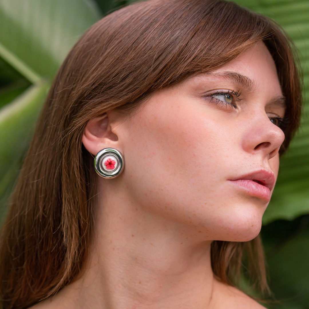 Orecchini SCUDO in acciaio inox con resina e fiore vero rosso