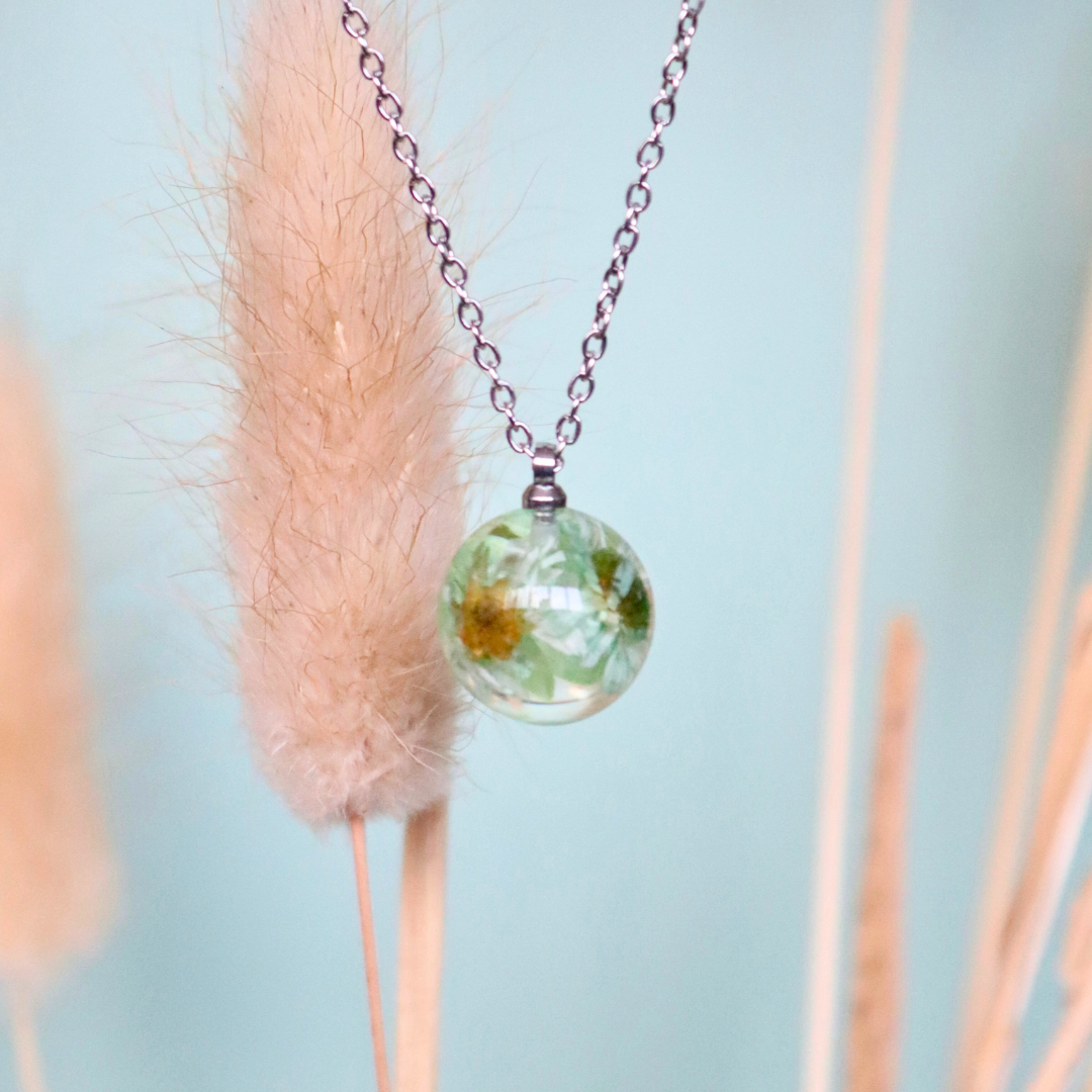 Collana BOLLA in acciaio inox con sfera in resina e fiori di Glixia verde