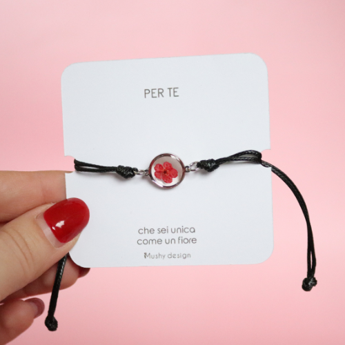 Bracciale regolabile in cordoncino e ciondolo in acciaio inox con Spirea rosso intersecata nella resina