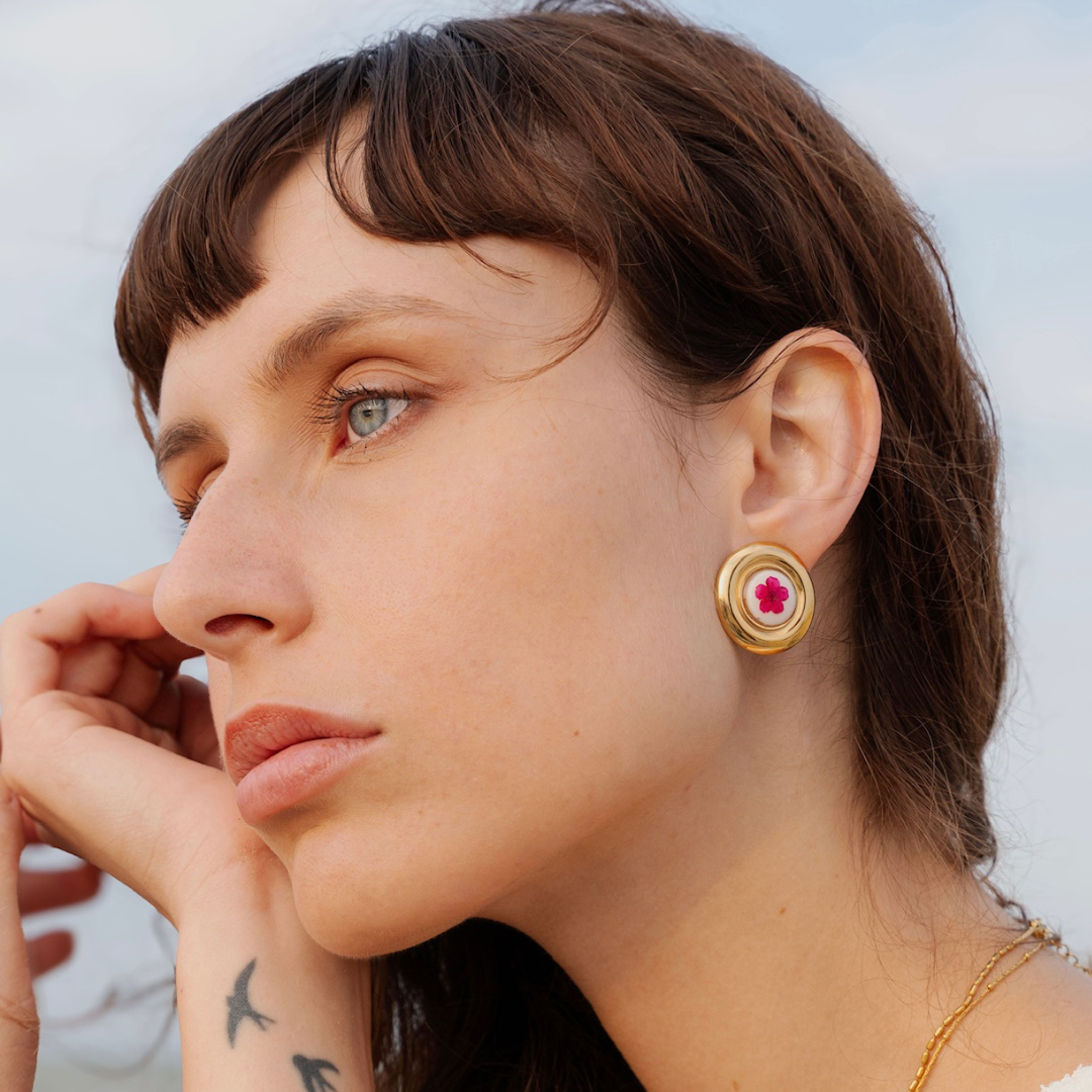 Orecchini SCUDO in acciaio inox con resina e fiore vero fucsia