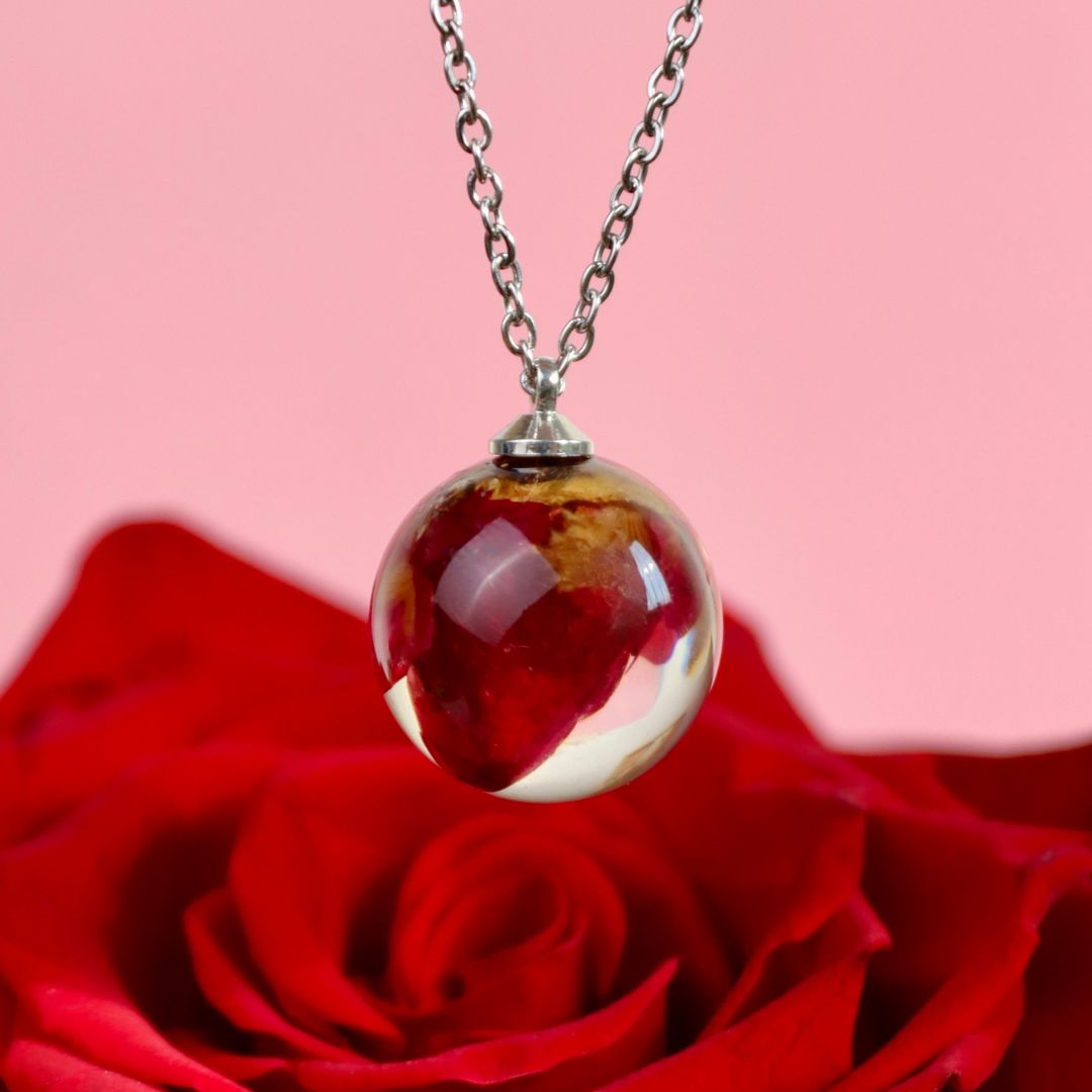 Collana sfera con bocciolo di Rosa rossa in acciaio inossidabile - collezione BOLLA