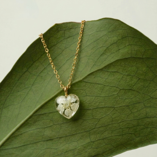Collana con fiore vero bianco ciondolo a cuore in resina con montatura in acciaio inossidabile
