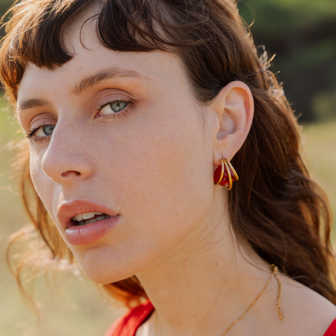 Orecchini in resina con Ortensia rossa e acciaio inox - collezione BOLLE