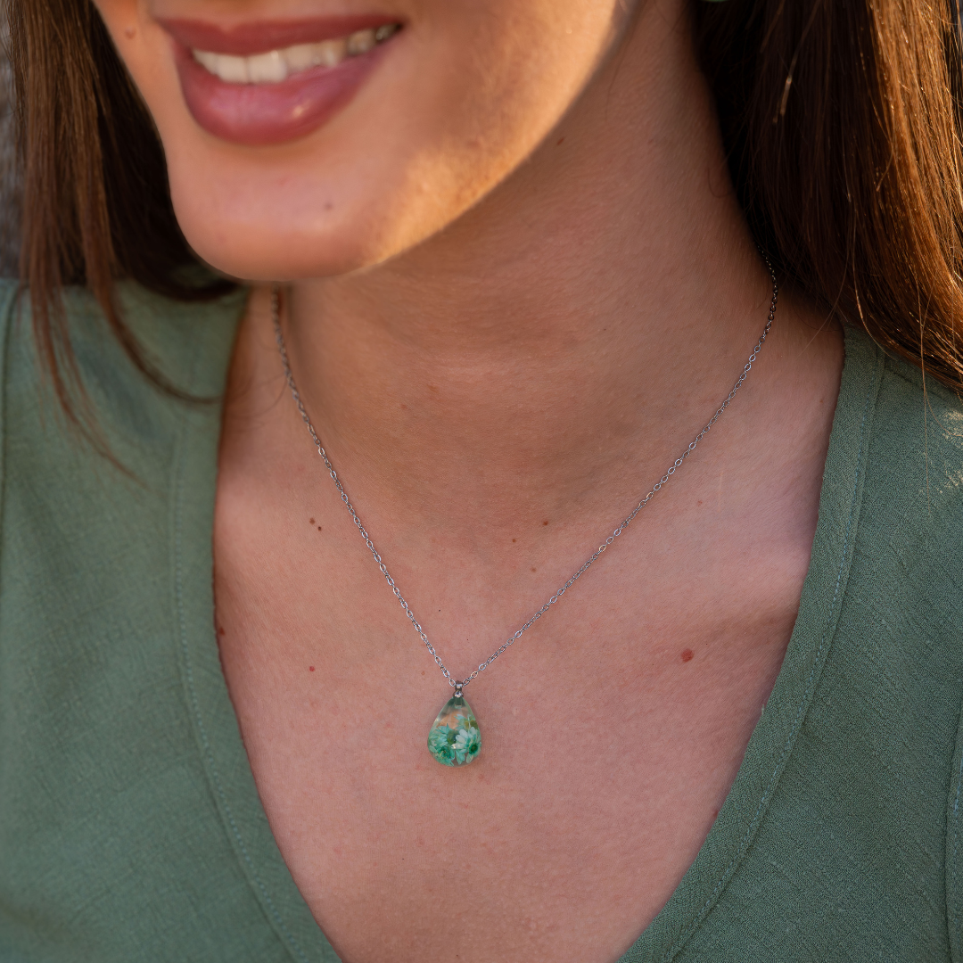 Collana RUGIADA in acciaio inossidabile e ciondolo in resina con Glixia verde