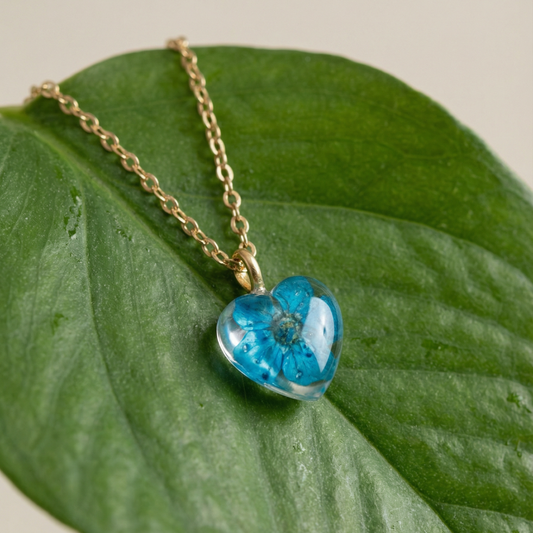 Collana con fiore vero blu ciondolo a cuore in resina con montatura in acciaio inossidabile