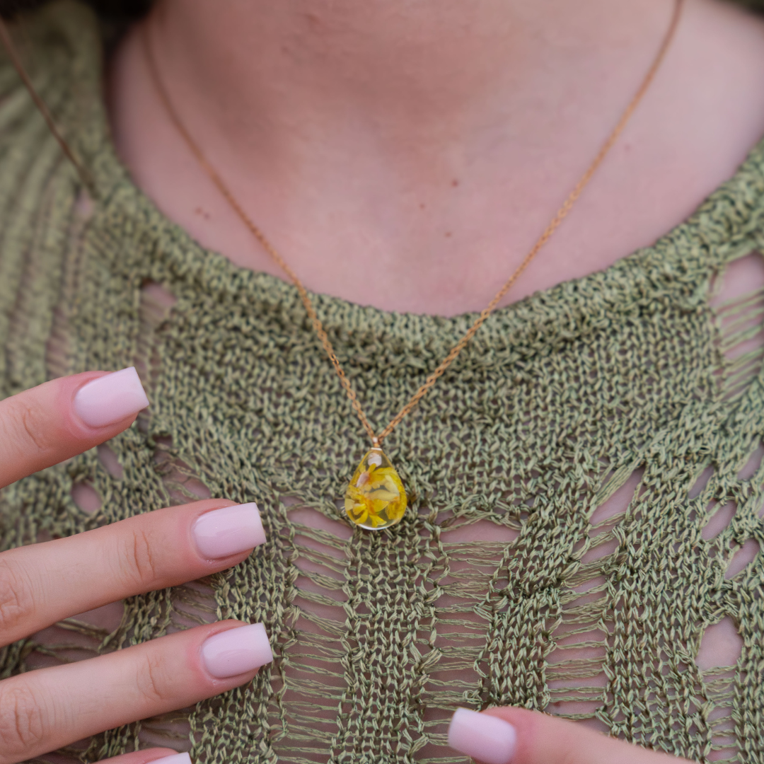 Collana RUGIADA in acciaio inossidabile e ciondolo in resina con Glixia giallo
