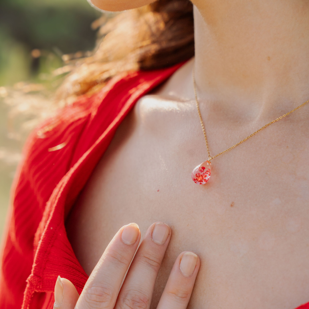 Collana RUGIADA in acciaio inossidabile e ciondolo in resina con Pizzo della Regina Anna rosso