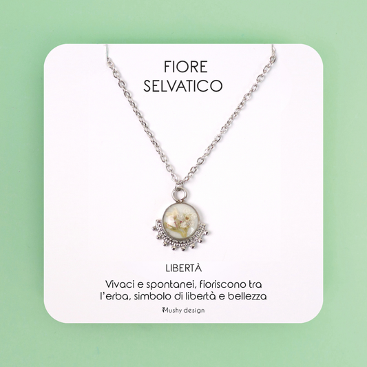 Collana in acciaio inossidabile e ciondolo in resina con fiore selvatico