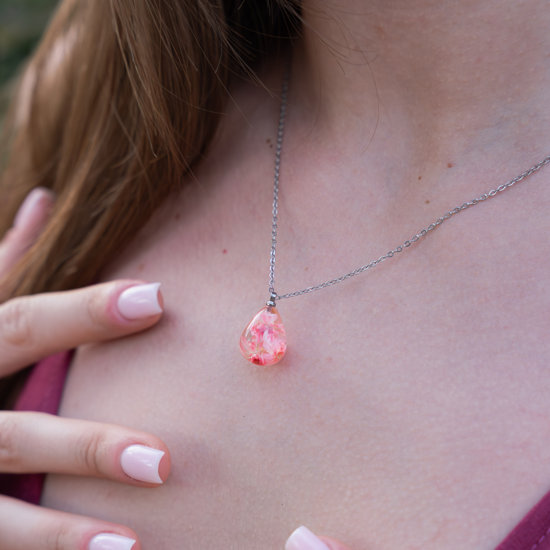Collana RUGIADA in acciaio inossidabile e ciondolo in resina con Glixia rosa