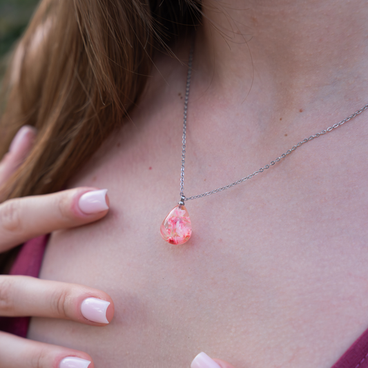 Collana RUGIADA in acciaio inossidabile e ciondolo in resina con Glixia rosa