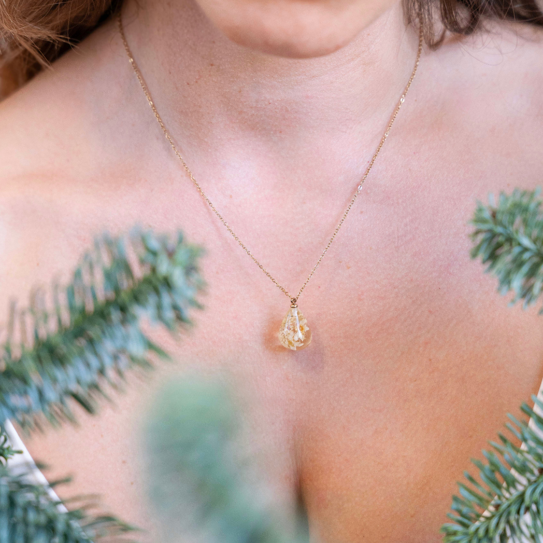 Collana RUGIADA in acciaio inossidabile e ciondolo in resina con Glixia bianca e Carota selvatica