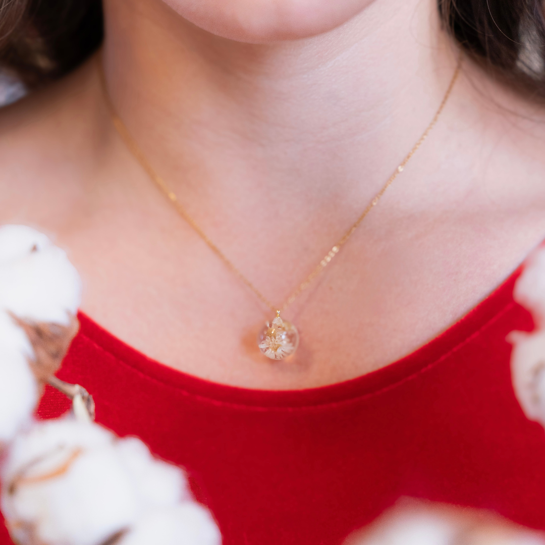 Collana BOLLA in acciaio inox con sfera in resina e fiori di Glixia bianca