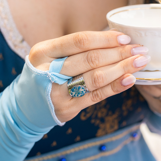 Anello regolabile in acciaio inox e Pizzo della regina Anna blu inglobato nella resina beige