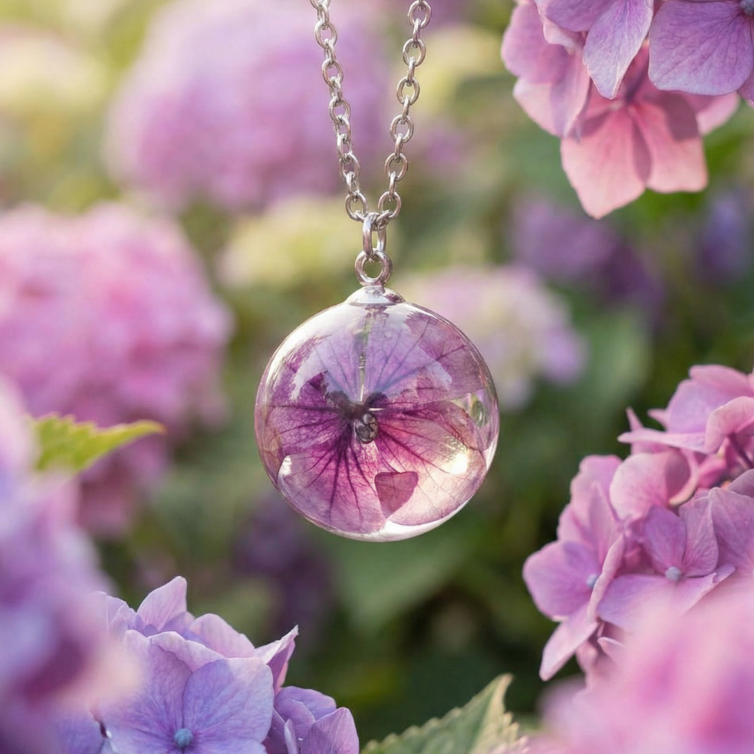 Collana sfera con fiore vero Ortensia viola - collezione BOLLE