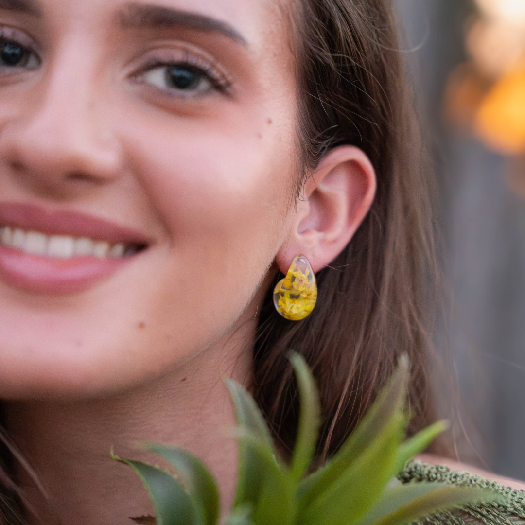 Orecchini a bottone a forma di goccia dupe in resina con fiori veri Glixia giallo