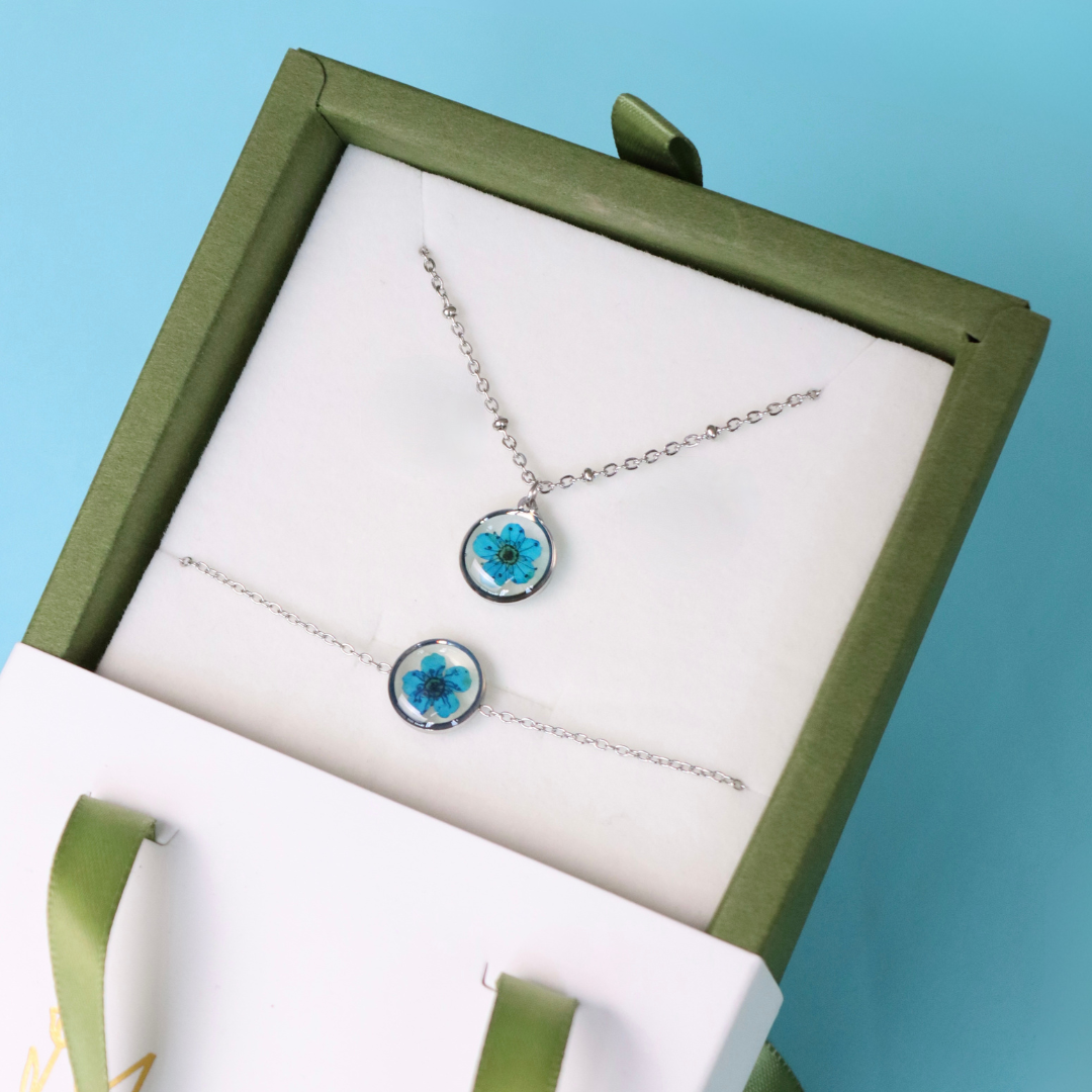 Parure in acciaio inossidabile e ciondolo in resina con Fiore selvatico blu