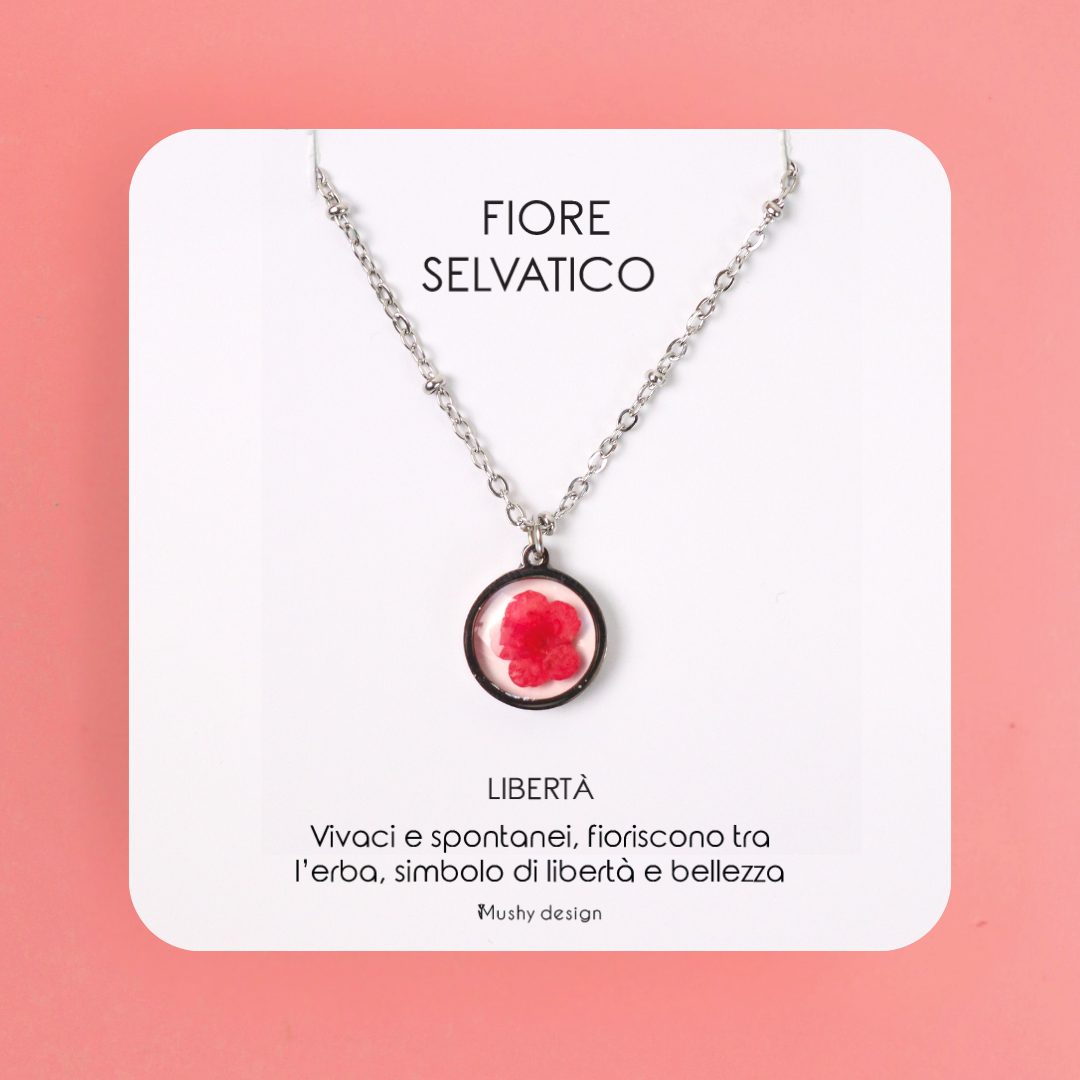 Collana in acciaio inossidabile e ciondolo in resina con Fiore selvatico magenta