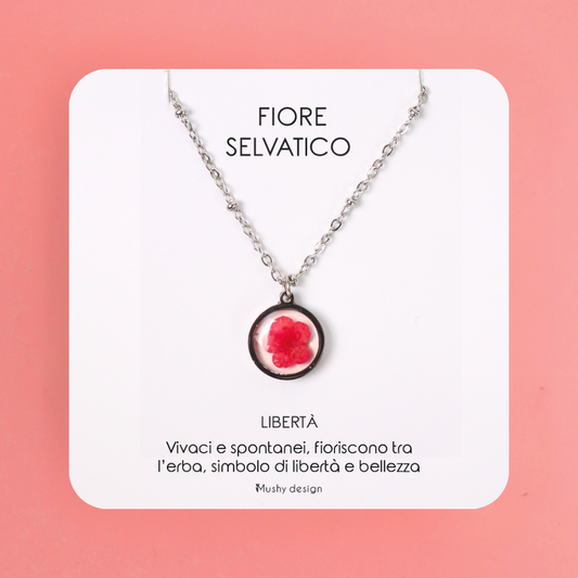 Collana in acciaio inossidabile e ciondolo in resina con Fiore selvatico magenta