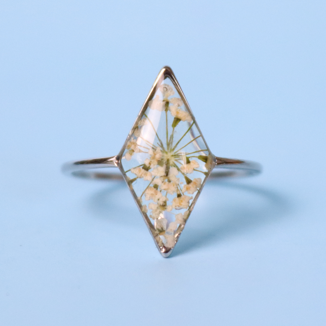 Anello in acciaio inox e fiore Carota selvatica bianca intersecato nella resina - PEZZO UNICO