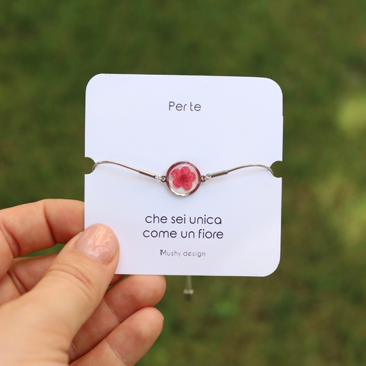 Bracciale regolabile in acciaio inox e fiore magenta preservato nel ciondolo