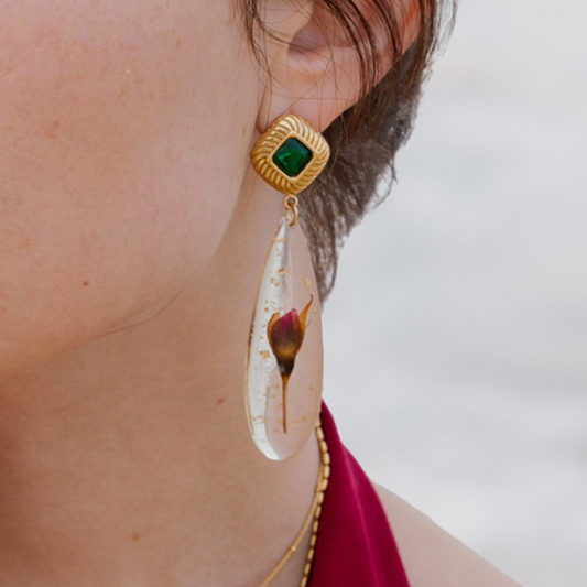 Orecchini Lampadario in acciaio inox con Rosa rossa intersecato nella resina