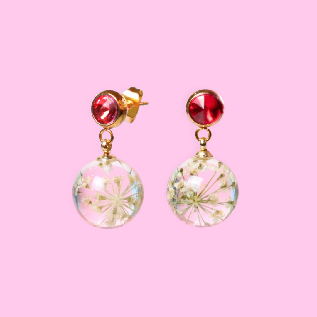 Orecchini BOLLE in acciaio inox oro, zircone rosso, con resina e Pizzo della regina Anna bianco