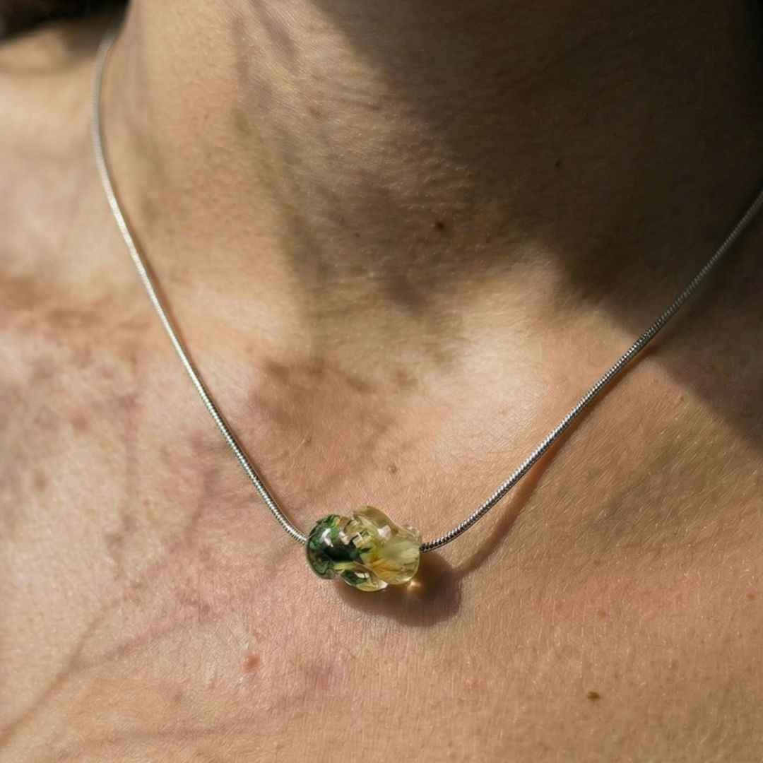 Collana girocollo in acciaio inox con ciondolo in resina e fiori veri di Nebbiolina