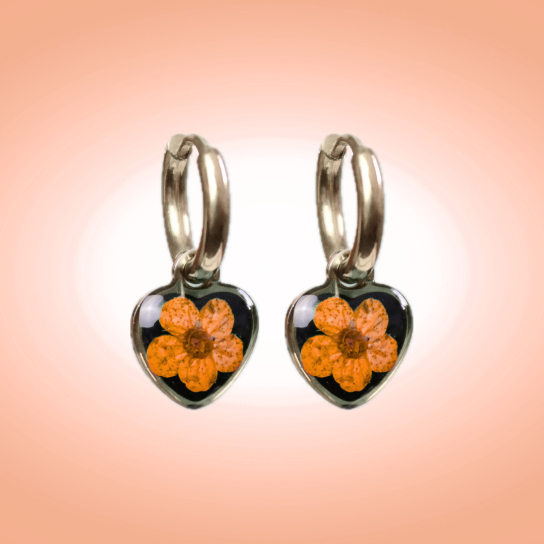 Orecchini a cerchio piccoli in acciaio inox con ciondolo a cuore e fiore vero arancio